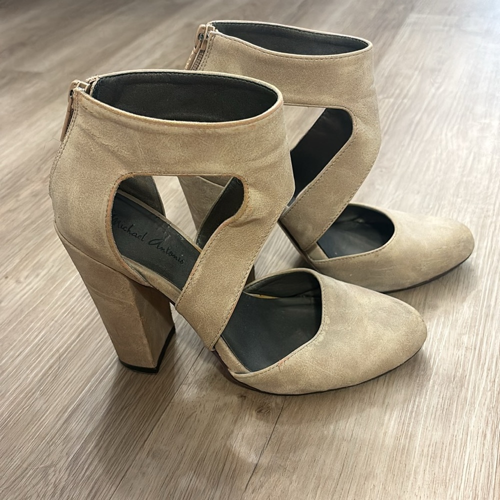 Ankle strap pump